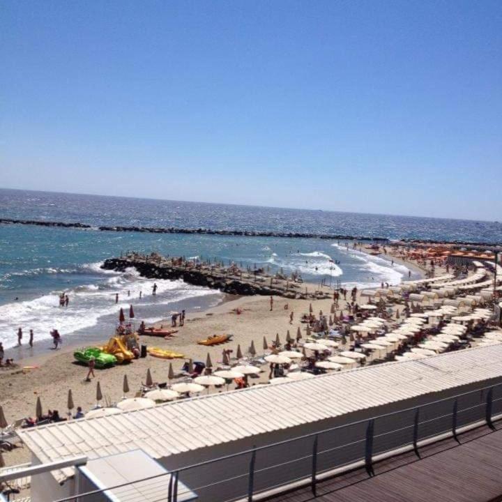 Petit Avec Classe Sanremo Esterno foto