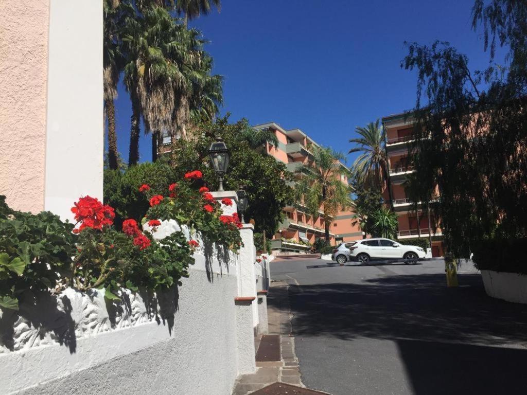 Petit Avec Classe Sanremo Esterno foto