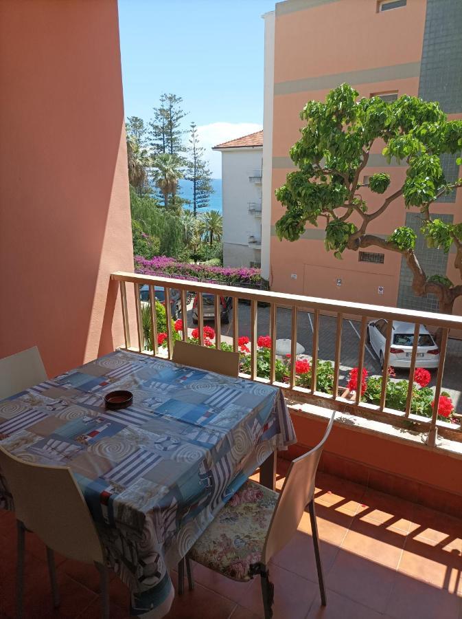 Petit Avec Classe Sanremo Esterno foto